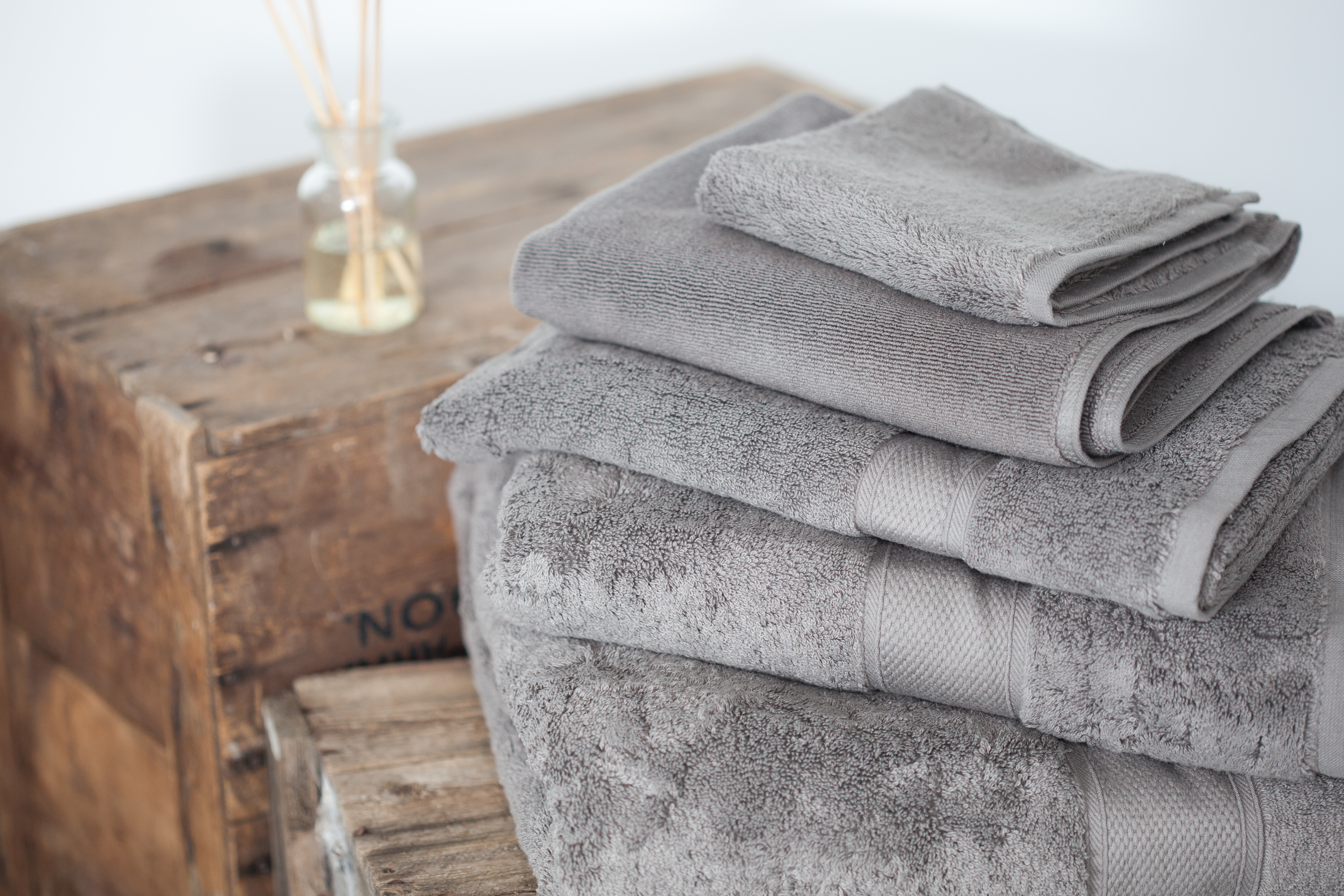 Handtücher und Badematte in grau