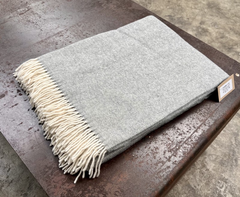 Hellgraue Tagesdecke aus reiner Merinowolle