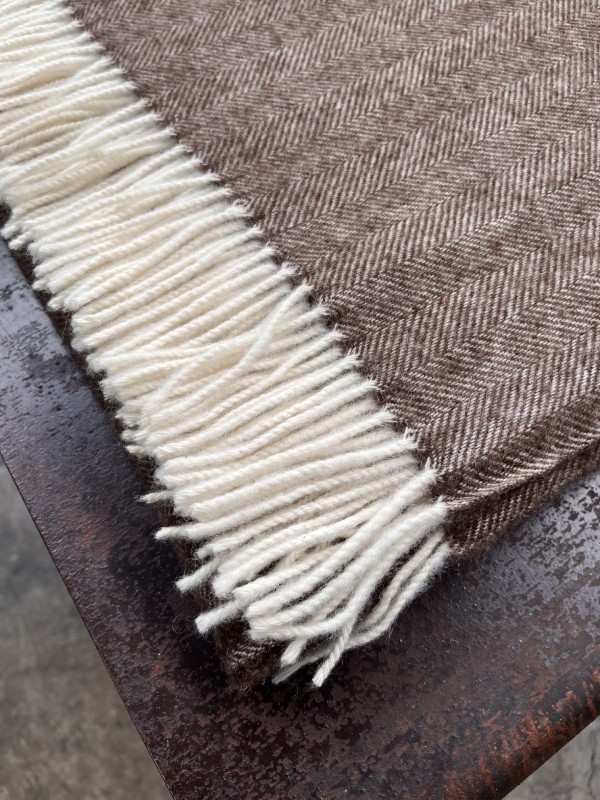 Braune Tagesdecke aus reiner Merinowolle
