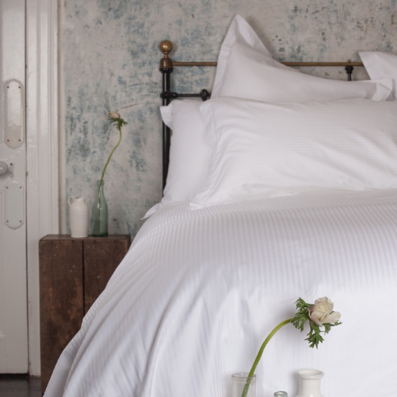Bettwäsche mit Satin-Streifen aus weißem Baumwollsatin in luxuriöser Hotelqualität