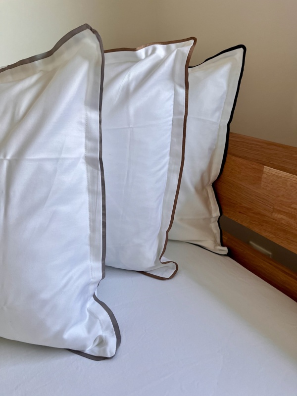 Kopfkissenbezug weiß mit farbigem Ripsband