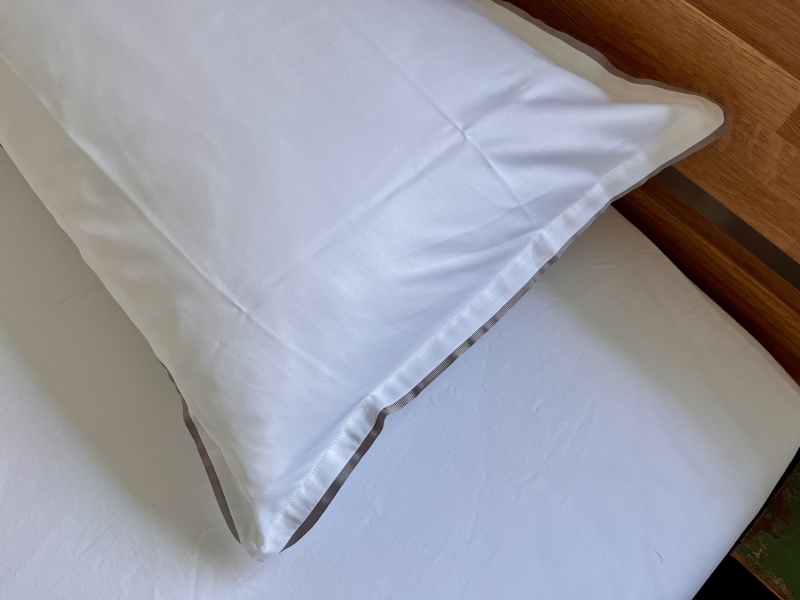 Kopfkissenbezug weiß mit silbernen Ripsband