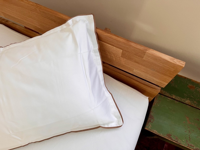 Kopfkissenbezug weiß mit bronzenen Ripsband