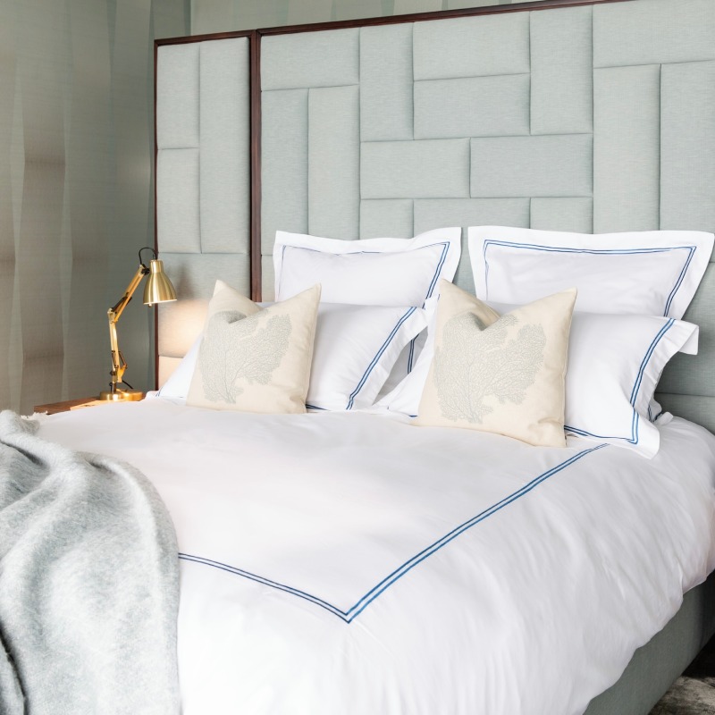 Weiße Bettwäsche mit zwei blauen Streifen in 5-Sterne-Hotelqualität