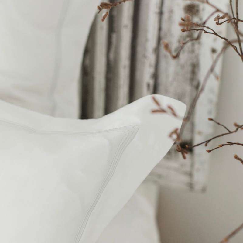 Luxuriöser Kissenbezug mit eleganter Dreifachnaht aus weißem Baumwollsatin