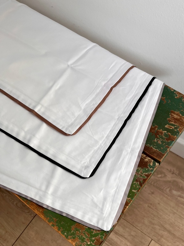 Kopfkissenbezug weiß mit farbigem Ripsband