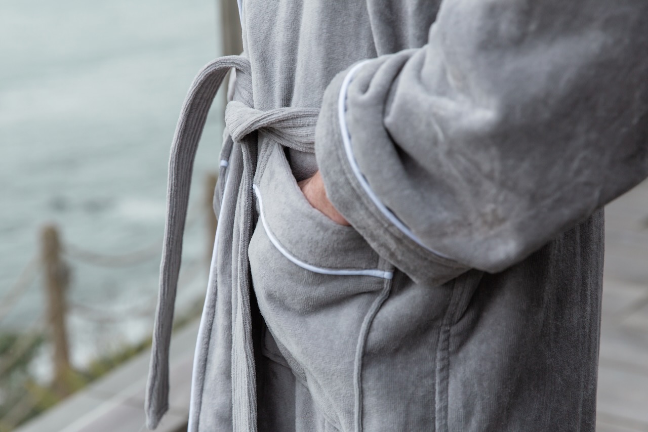 Grauer Bademantel mit großen Taschen