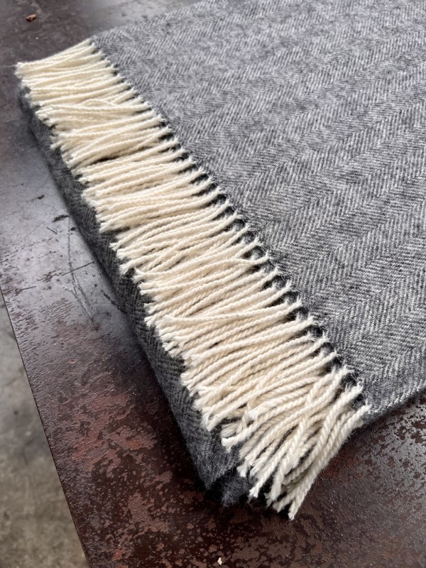 Dunkelgraue Tagesdecke aus reiner Merinowolle