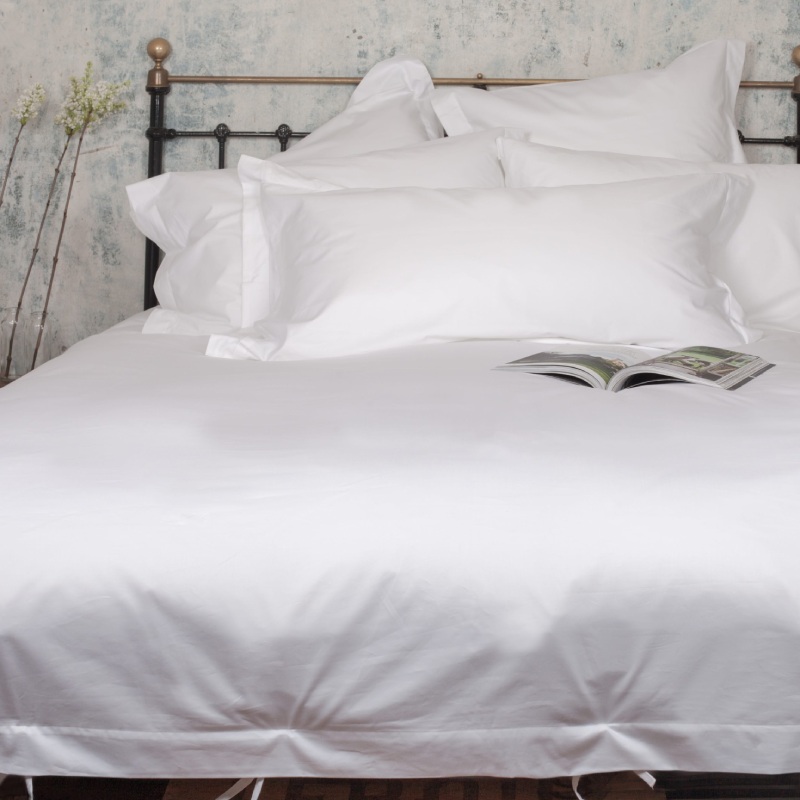 Weiße Bettwäsche aus feinem Baumwollsatin in 5-Sterne-Hotelqualität