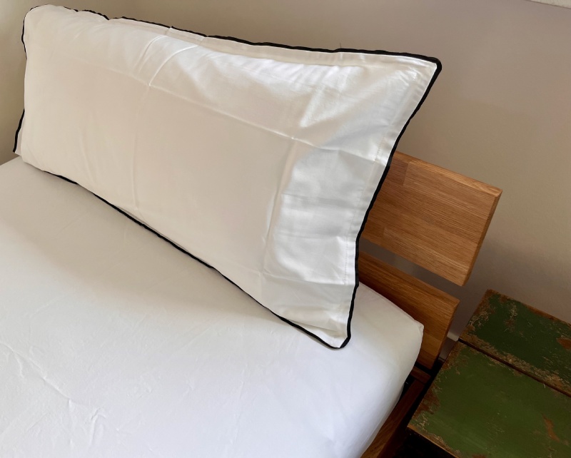 Kopfkissenbezug weiß mit schwarzen Ripsband