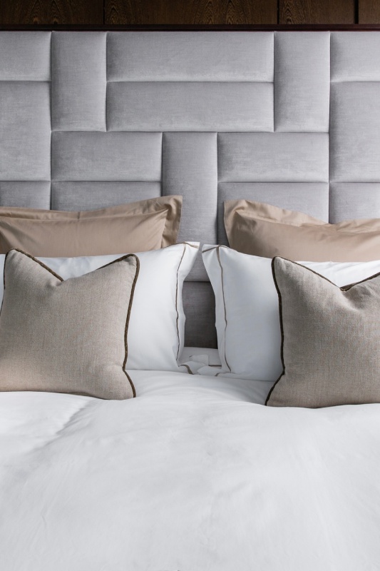 Weiße Bettwäsche mit edler, beigefarbenen Kreuzbordüre aus feinem Baumwollsatin in 5-Sterne-Hotelqualität