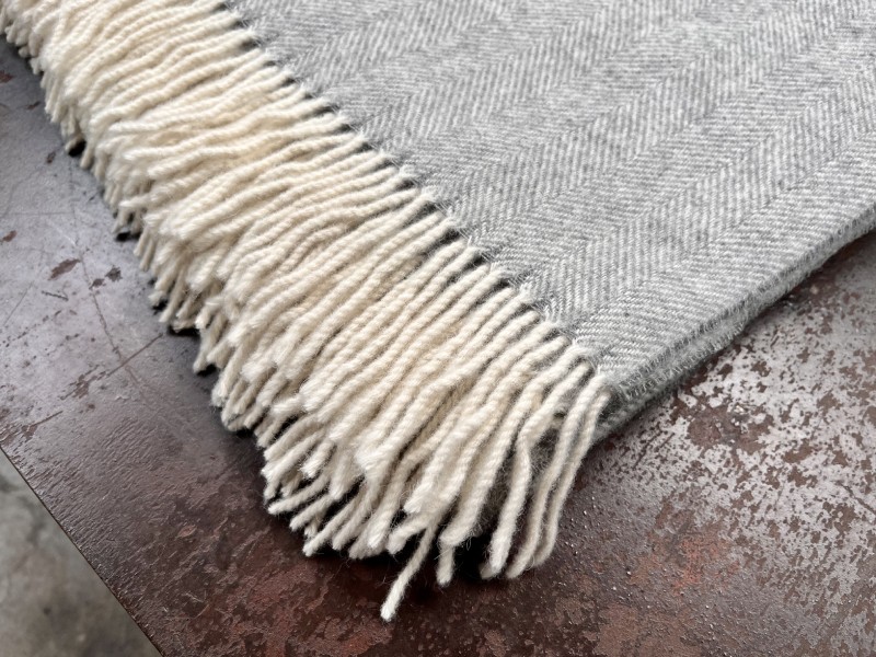 Hellgraue Tagesdecke aus reiner Merinowolle