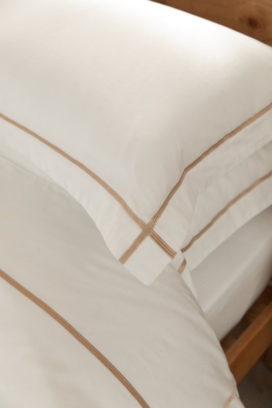 Weiße Bettwäsche aus reinem Baumwollsatin mit aufgestickten Zierband in BeigeBeige