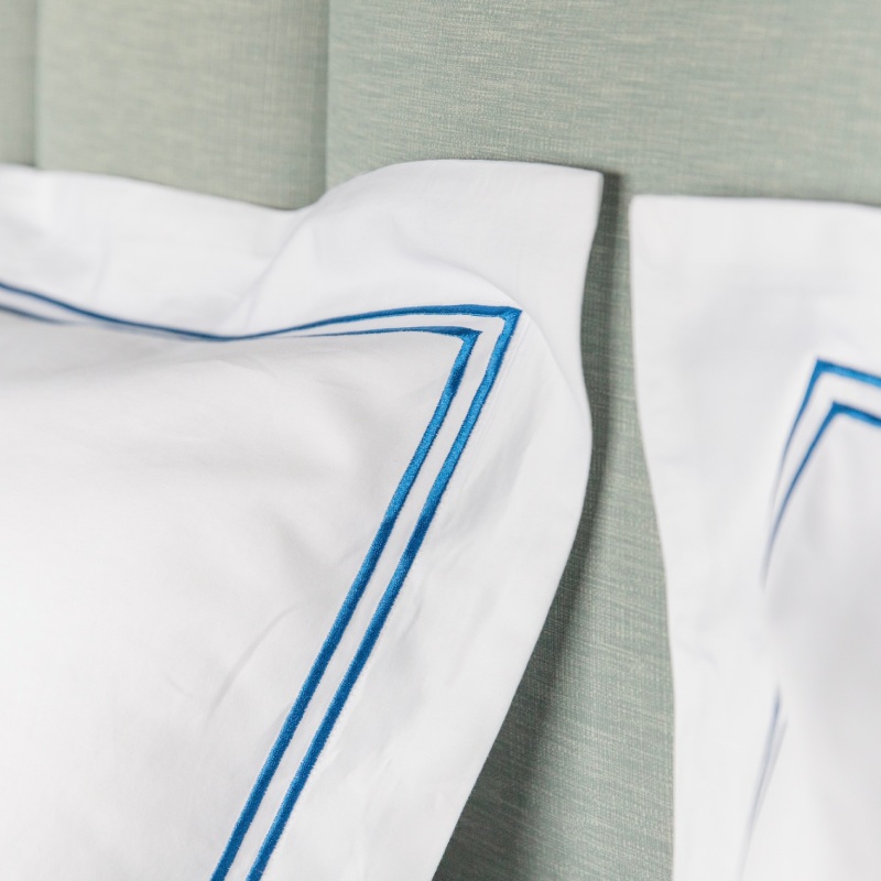 Weiße Bettwäsche mit zwei feinen blauen Streifen in 5-Sterne-Hotelqualität
