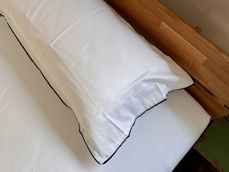 Kopfkissenbezug weiß mit schwarzen Ripsband