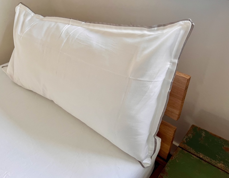Kopfkissenbezug weiß mit silbernen Ripsband