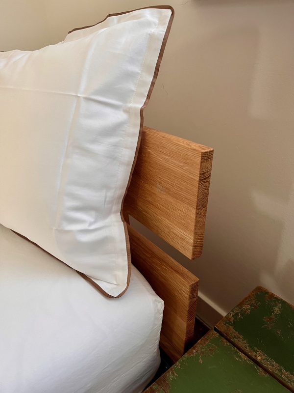 Kopfkissenbezug weiß mit bronzenen Ripsband