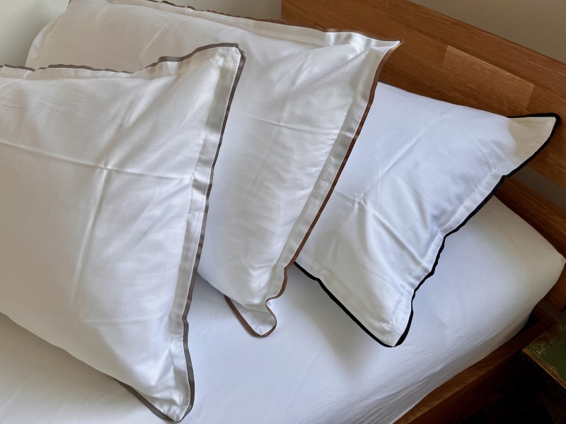 Kopfkissenbezug weiß mit farbigem Ripsband