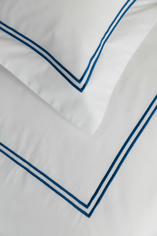 Weiße Bettwäsche aus Baumwollsatin mit 2 feinen blauen Streifen an der Seite